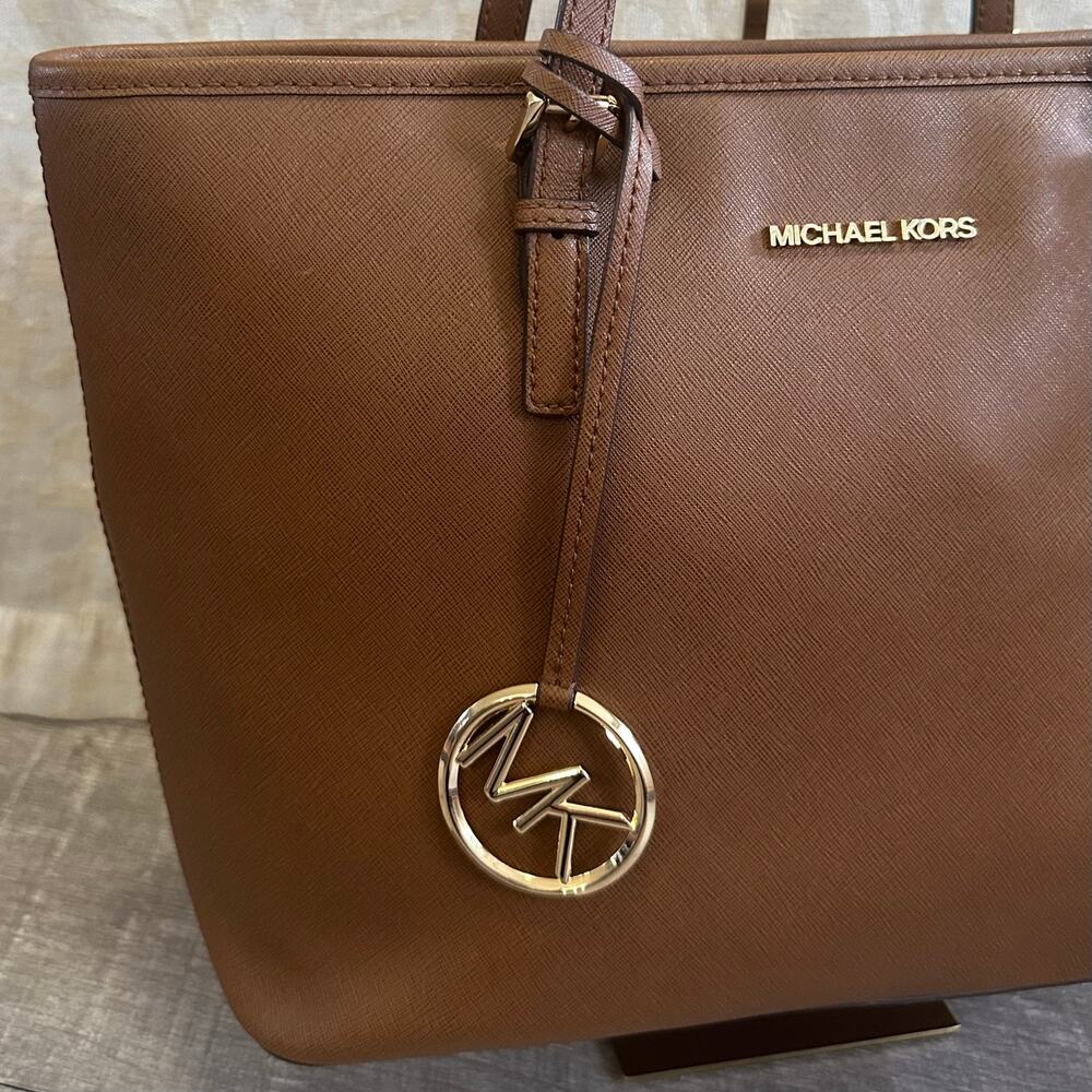 Michael Kors Jet Set Medium Travel Tote Bag Brown Saffiano Leather Zip Top - Picture 2 of 11
